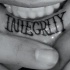 Tatuaje en el labio, integrity, inscripción grande, notable