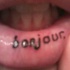 Tatuaje en el labio, bonjour, inscripción en francés