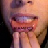 Tatuaje en el labio, palabra have, signo de corazón