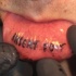 Tatuaje en el labio, insert for, frase de tamaño medio