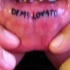 Le tatouage de deux mots noirs Demi Lovato sur la lèvre