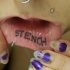 Tatuaje en el labio, stench, grandes letras en tinta negra