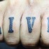 Tatuaje en los nudillos, vive, inscripción grande negro