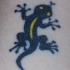 El tatuaje pequeño de una lagartija de color negro con amarillo