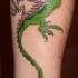 Lagartija verde medio esqueleto tatuaje pequeño