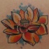 el tatuaje de una flor de loto con petalos rotos hecho en color naranja
