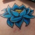 el tatuaje de una flor de loto azul