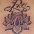 el tatuaje de una flor de loto morada con un nombre