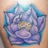el tatuaje de una flor de loto de color morado