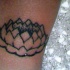 el tatuaje sencillo lineado de una flor de loto en color negro