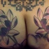 el tatuaje simetrico de flores de loto hecho las nalgas