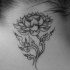 el tatuaje pequeño de una flor de loto con tallo hecho en color negro en el cuello