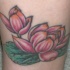 el tatuaje de dos flores de lotode color rosa