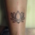 el tatuaje minimalista de una flor de loto