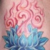 el tatuaje de una flor de loto azul con llamas de fuego