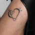 el tatuaje sencillo de la clave de sol  y  una nota musical en forma de corazon
