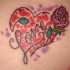 el tatuaje de un corazon rojo con una rosa y la palabra 