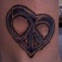 el tatuaje del simbolo de paz en forma de corazon