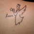 el tatuaje lineado de un angel con la palabra 