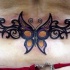 Carino tatuaggio colorato sulla lombo : la farfalla & gli ornamenti