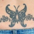 Carino tatuaggio non colorato sulla lombo : la farfalla & gli ornamenti