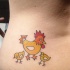 Tatuaje en bajo de la espalda, gallina con pollitos en color