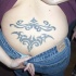 Tatuaje en bajo de la espalda estilo tribal en tinta negra