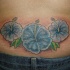 tatuaje en el bajo de la espalda de hibisco