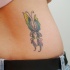 Tatuaje en el bajo de la espalda, interesante, alta, delgada mariposa