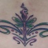 Tatuaje en bajo de la espalda estilo particular en color, libélula bailarina