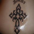 Tatuaje en el bajo de la espalda, en tinta negra, cruz, psalm 118:5