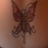Tatuaggio colorato sulla lombo bellissima fata-farfalla