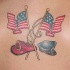 el tatuaje de dos banderas americanas cruzadas y dos cascos hecho en color
