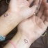 Tatuaje identico corazones pequeños