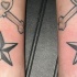 Estrellas y calaveras tatuaje en tinta negra