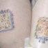 el tatuaje conmemorativo de dos galletas con fechas hecho en color