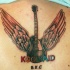 el tatuaje detallado de una guitarra con alas 