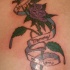 el tatuaje conmemorativo de una una rosa morada 