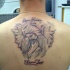 Tatuaje en la espalda en la memoria cariñosa