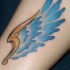 Bonito tatuaje una ala en color