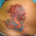 Tatuaggio colorato sulla pancia la sirena con i capelli rossi