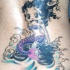 Tatuaggio colorato sulla schiena la sirena tra le onde