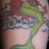Tatuaggio  la sirena con i capelli rossi tra le onde