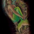 Tatuaggio bellissimo la sirena con la coda verde tra le onde