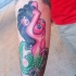 Tatuaggio grande sul braccio la sirena nuda