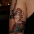 Tatuaggio colorato sul braccio la sirena sull'ancora