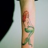Tatuaggio colorato sul braccio la sirena con i capelli rossi