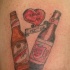 el tatuaje de dos botellas de cerveza mexicana con un corazon 