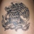 el tatuaje detallado de una aguila peleando con la serpiente hecho con tinta negra