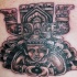 el tatuaje de un idolo azteca en color negro